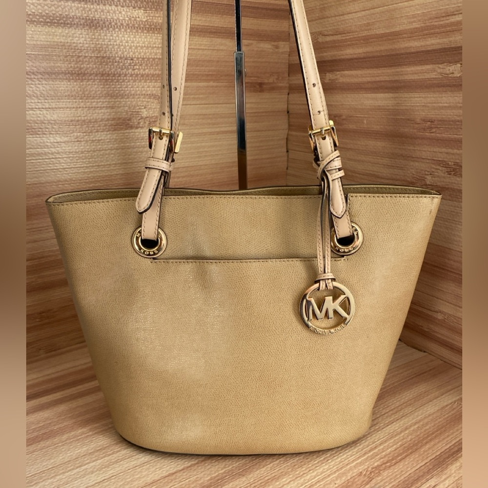 RARE Michael Kors Jet Set Item Medium